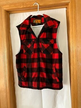 Trail Crest Men’s M Red & Black Buffalo Plaid Sleeveless zippered Vest